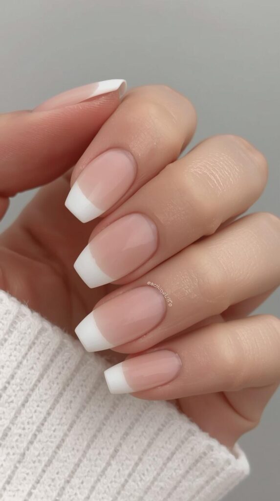 5. Minimal French Tip Gel Nails